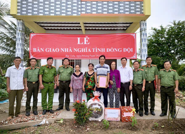 Đại tá Trương Công Dũng, Phó Giám đốc Công an tỉnh Bạc Liêu (đứng thứ 4, từ trái sang) cùng đoàn công tác trao tặng căn nhà Nghĩa tình đồng đội cho gia đình anh Phan Văn Nam (ngụ ấp Bửu 1, xã Long Điền Đông, huyện Đông Hải, tỉnh Bạc Liêu). 