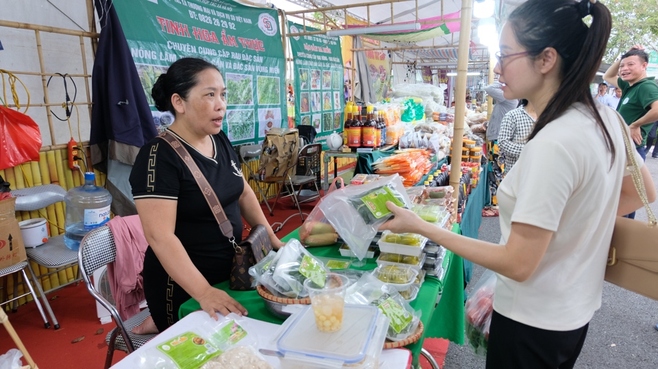 Ghi nhận cho thấy, từ chiều tối 22/8, đã có rất đông du khách và người dân đến tham quan, mua sắm tại Sự kiện. Người dân yên tâm khi nông sản, thực phẩm đều có truy xuất nguồn gốc, xuất xứ rõ ràng.