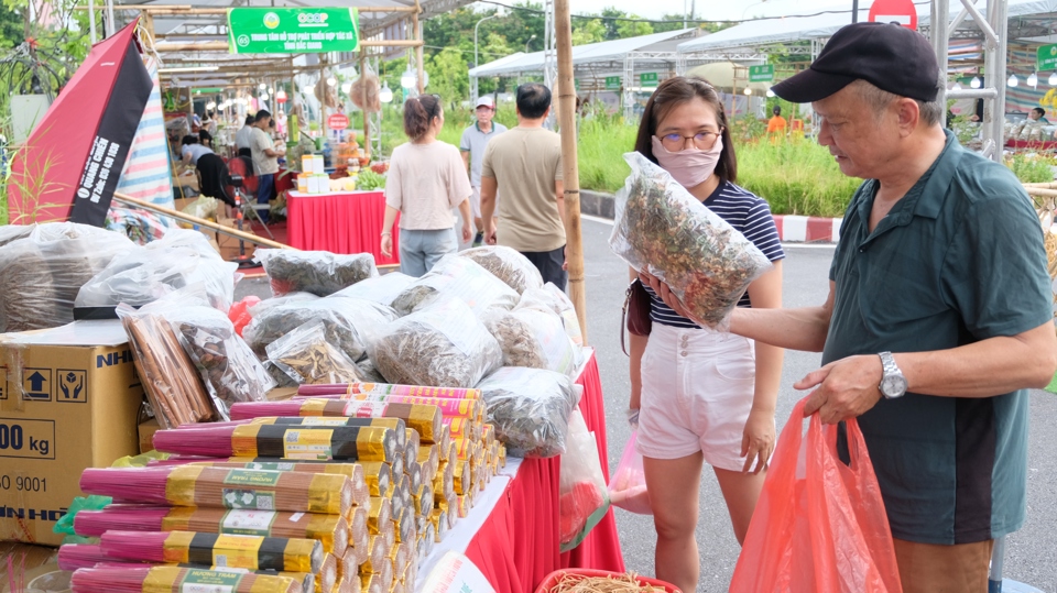 Sự kiện được tổ chức đến ngày 25/8/2024, quy tụ trên 100 gian hàng với hơn 1.000 sản phẩm OCOP, sản phẩm làng nghề và nông sản, thực phẩm an toàn đến từ Hà Nội và 37 tỉnh thành khác của cả nước.