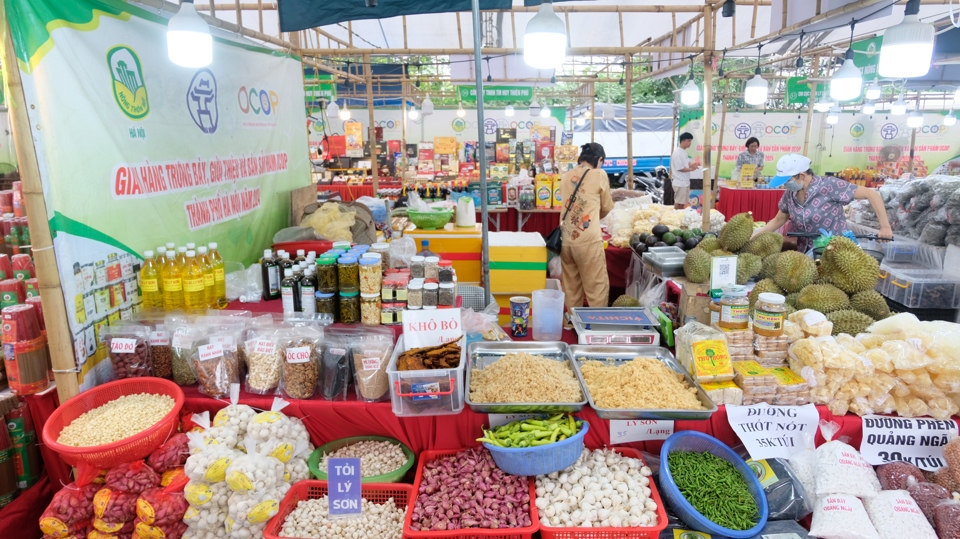 Đây cũng là cơ hội giúp các chủ thể, doanh nghiệp và cộng đồng trao đổi kinh nghiệm trong tổ chức sản xuất, xây dựng thương hiệu và tìm đầu ra cho sản phẩm; trao đổi kinh nghiệm về chuyển đổi số, tiếp cận với công nghệ tiên tiến và tiến bộ kỹ thuật mới góp phần nâng cao giá trị gia tăng cho sản phẩm và phát triển chuỗi giá trị nông sản bền vững…