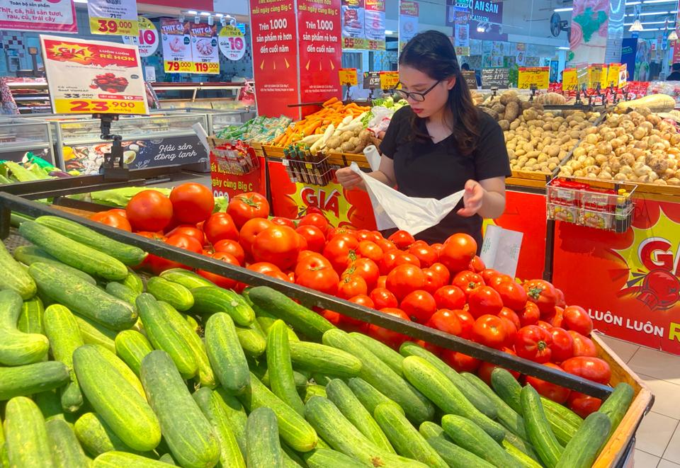 Người tiêu dùng chọn mua hàng tại siêu thị trên địa bàn Hà Nội. Ảnh: Phạm Hùng