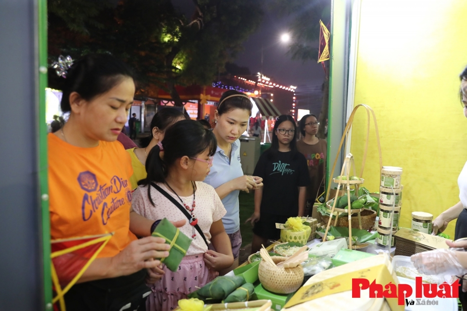 Cốm Mễ Trì – thức quà thu bình dị, “đắt” khách tại các gian hàng ẩm thực trong Lễ hội Quà tặng du lịch Hà Nội năm 2024. Ảnh: Khánh Huy