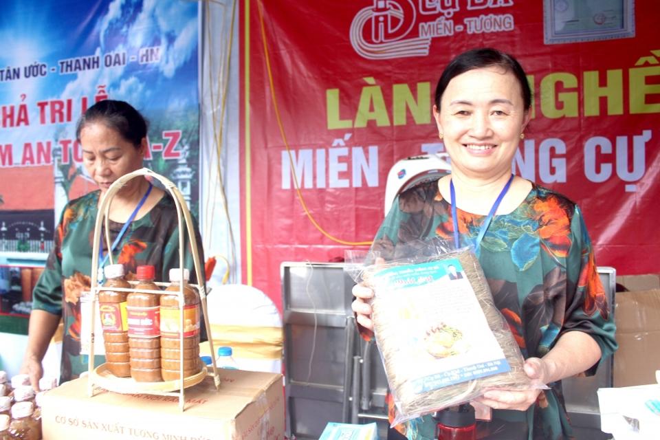 Quảng bá sản phẩm OCOP tương, miến làng nghề Cự Đà tại Festival Thu Hà Nội năm 2023. Ảnh: Mộc Miên  