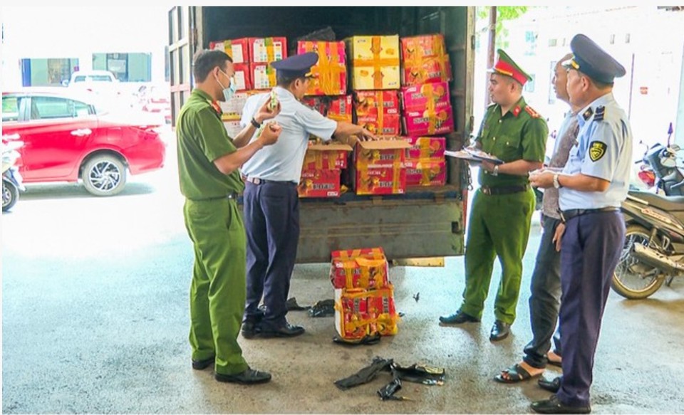 Lực lượng chức năng tỉnh Bắc Giang phát hiện số lượng lớn bánh Trung thu không rõ nguồn gốc, xuất xứ.