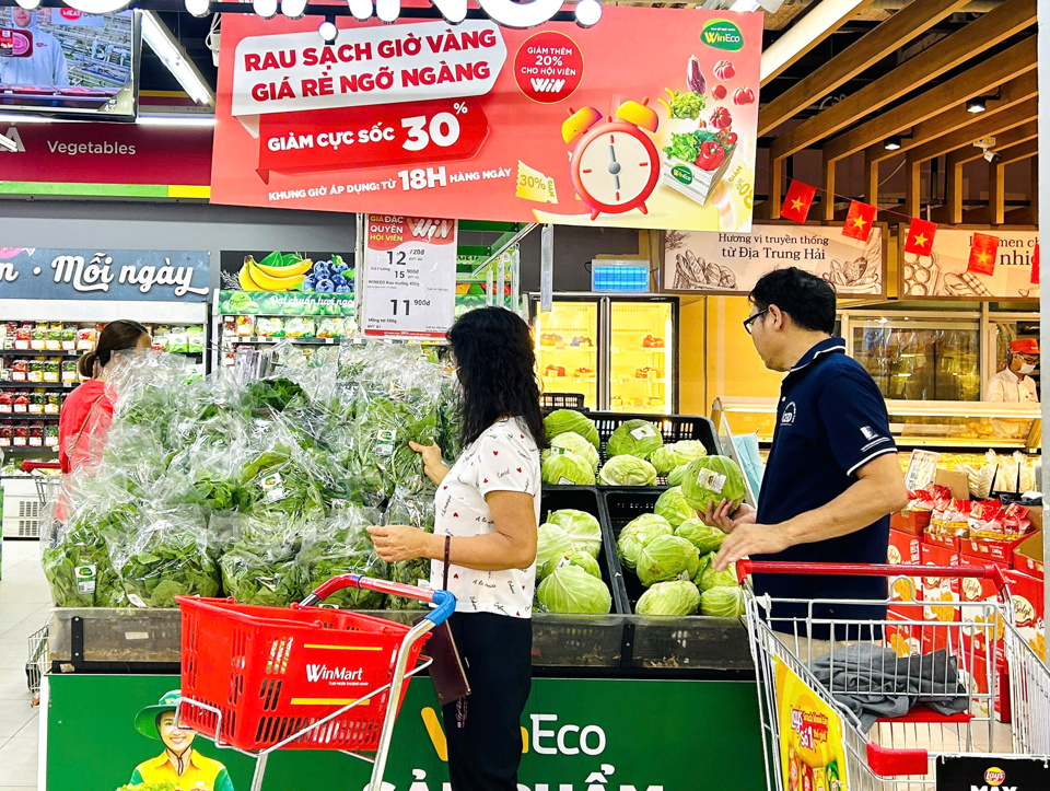 Sau bão Yagi, giá rau xanh tại siêu thị WinMart không đổi và nguồn cung dào.