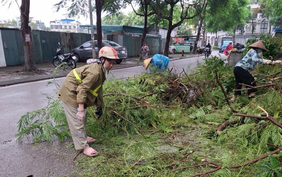 Công nhân môi trường đẩy mạnh dọn dẹp rác thải sau bão số 3 - Ảnh 3