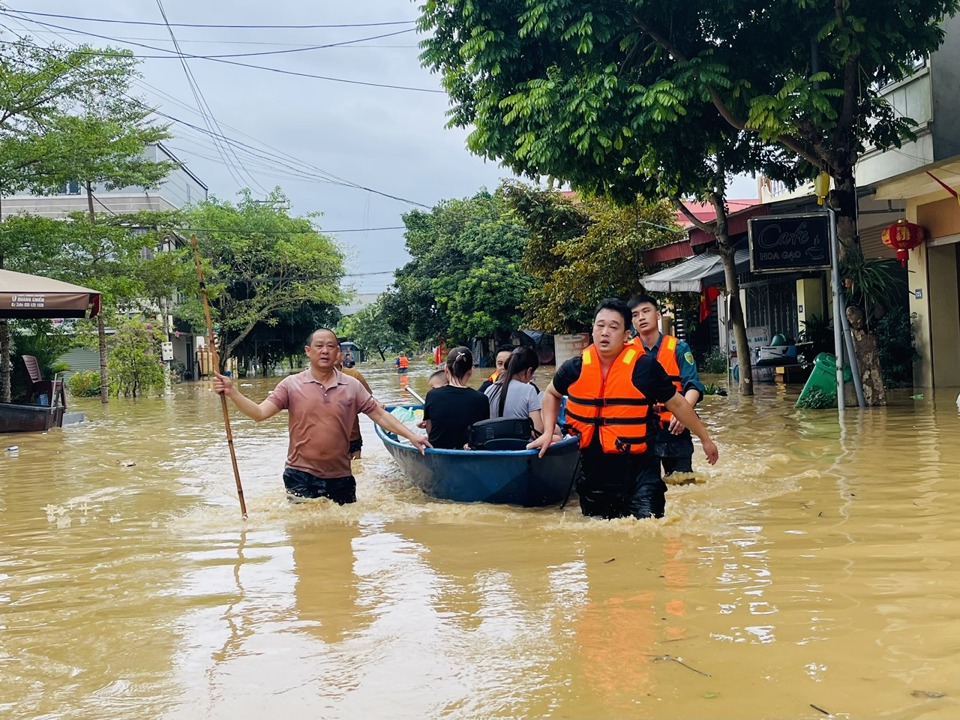 Lực lượng quân đội, công an và dân quân tự vệ phường Túc Duyên, thành phố Thái Nguyên khẩn trương ứng cứu, đưa người dân vùng ngập lụt đến nơi trú ẩn an toàn. Ảnh chụp lúc 8 giờ ngày 9/9/2024. Ảnh: Báo Thái Nguyên