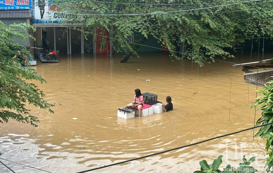 Tại khu vực đường bến Oánh, phường Túc Duyên, TP Thái Nguyên, nước ngập sâu trên 1m. Ảnh: Báo Thái Nguyên