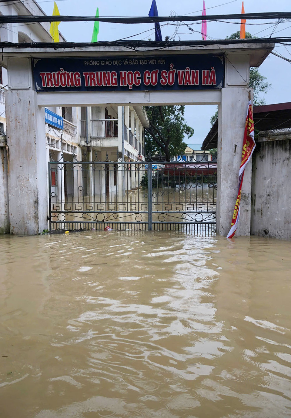 Do mực nước sông Cầu, sông Thương dâng cao, nhiều trường học ở các huyện: Hiệp Hòa, Yên Dũng, Yên Thế, Lạng Giang, thị xã Việt Yên bị ảnh hưởng. Mặc dù đã dọn dẹp trường lớp cho học sinh trở lại đi học ngày 9/9 nhưng từ ngày 10/9, học sinh ở nhiều xã ven sông lại tiếp tục được nghỉ học để bảo đảm an toàn. Ảnh: Báo Bắc Giang