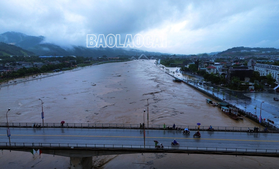 Nước lũ trên sông Hồng lên trên mức báo động 3, tràn vào thành phố Lào Cai. Ảnh: Báo Lào Cai