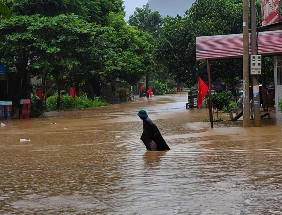 Đường đi huyện Bắc Hà khu vực xã Bảo Nhai, Lào Cai bị ngập sâu gây ách tắc giao thông. Ảnh: Báo Lào Cai