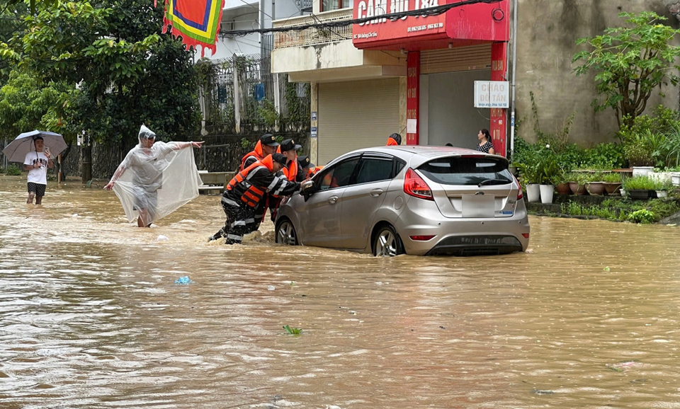 Hỗ trợ đưa phương tiện ra khỏi vùng ngập úng.