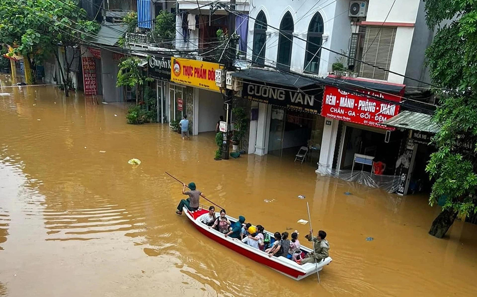 Lũ trên sông Thao tại Yên Bái khiến nhiều gia đình phải di tản ra khỏi nhà đến nơi trú an toàn. Đến 17 giờ ngày 9/9: Yên Bái ước thiệt hại 36 tỷ đồng do bão số 3. Ảnh: Báo Yên Bái