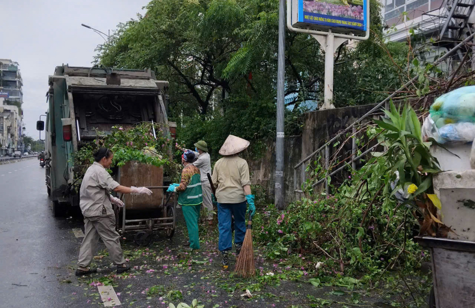 Công nhân môi trường đẩy mạnh dọn dẹp rác thải sau bão số 3 - Ảnh 6