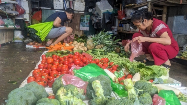 Sở Công Thương Hà Nội nhấn mạnh, việc tuyên truyền các hộ kinh doanh tại chợ chấp hành đầy đủ các quy định chất lượng hàng hóa, bảo đảm an toàn thực phẩm, giá cả hàng hóa kinh doanh. Ảnh: Nguyễn Đăng.  