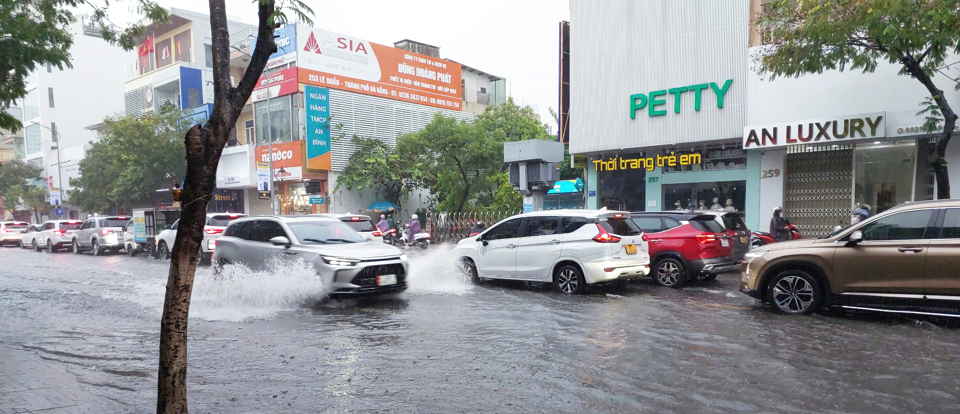 Ban Chỉ huy Phòng chống thiên tai, tìm kiếm cứu nạn và phòng thủ dân sự TP Đà Nẵng đã ban hành công điện đề nghị các lực lượng, sở, ban, ngành, địa phương, đơn vị ứng phó với áp thấp nhiệt đới gần Biển Đông..