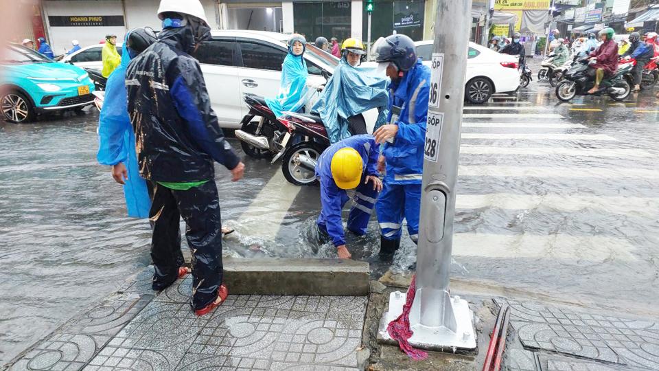 UBND TP Đà Nẵng cũng đã họp để rà soát công tác chuẩn bị ứng phó với áp thấp nhiệt đới có khả năng mạnh thành bão số 4.