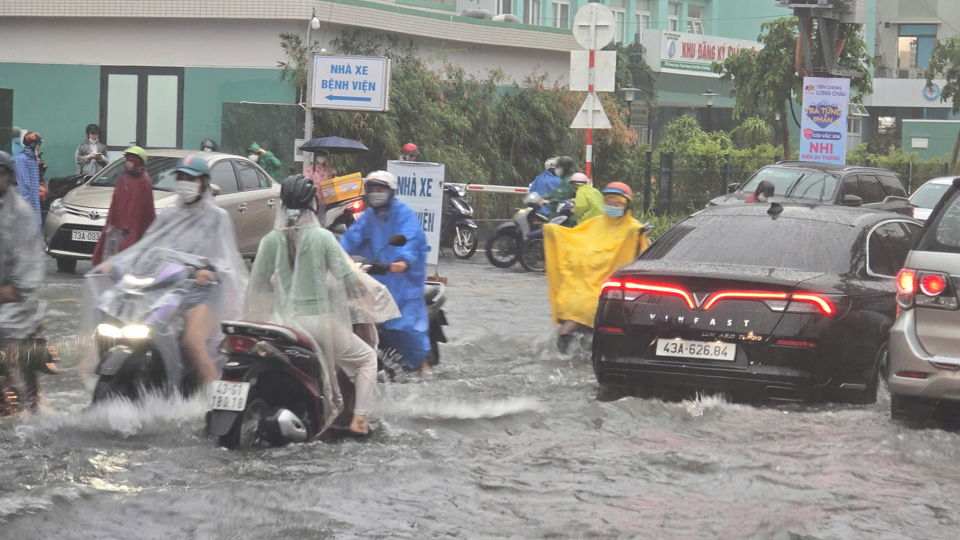 Có nơi nước ngập nửa bánh xe khiến các phương tiện lưu thông rất khó khăn.