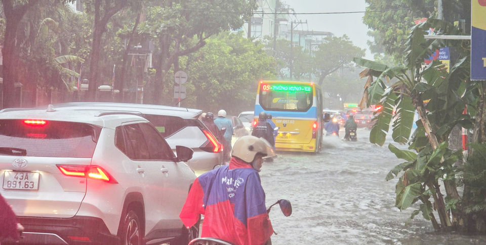 Theo ghi nhận, nhiều tuyến phố ngập nặng như Nguyễn Văn Linh, Hàm Nghi, Lê Duẩn, Núi Thành, Nguyễn Tri Phương, Quang Trung…