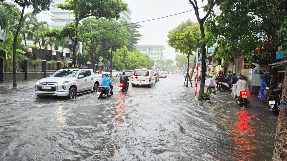 Dự báo trong hôm nay Đà Nẵng tiếp tục có mưa vừa, mưa to đến rất to. Trên vùng biển có mưa rào và dông mạnh. Trong cơn dông cần đề phòng lốc, sét và gió giật mạnh.