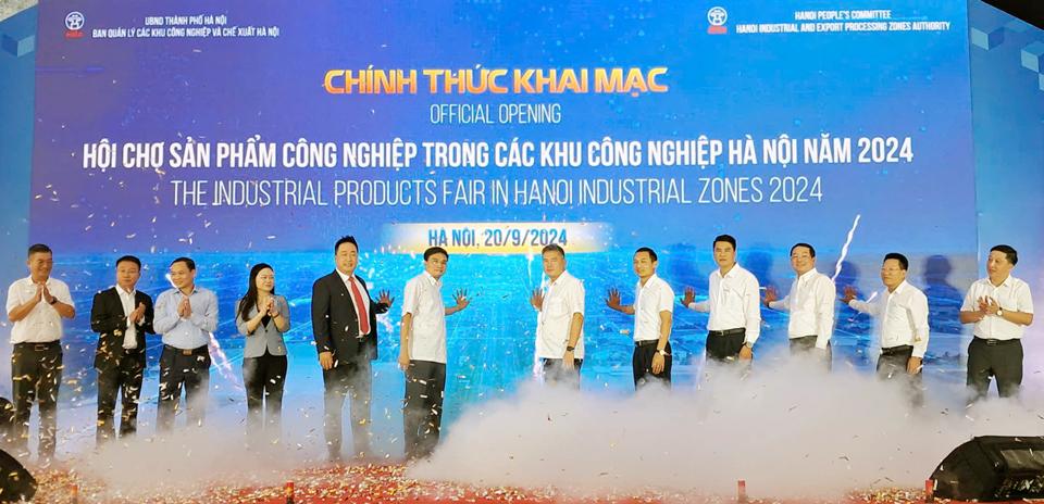 Các đại biểu nhấn nút khai mạc Hội chợ sản phẩm công nghiệp trong các khu công nghiệp Hà Nội năm 2024. Ảnh: Hoài Nam