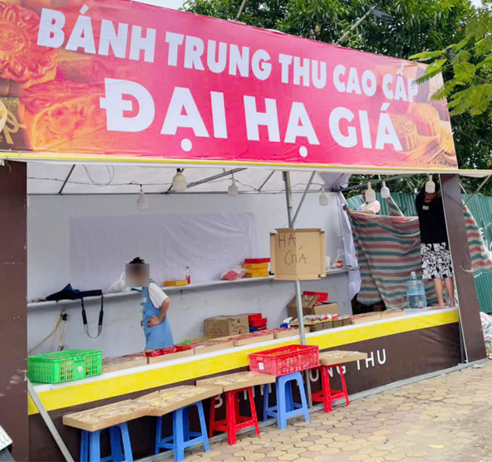 Một quầy bánh treo biển “bánh Trung thu cao cấp đại hạ giá