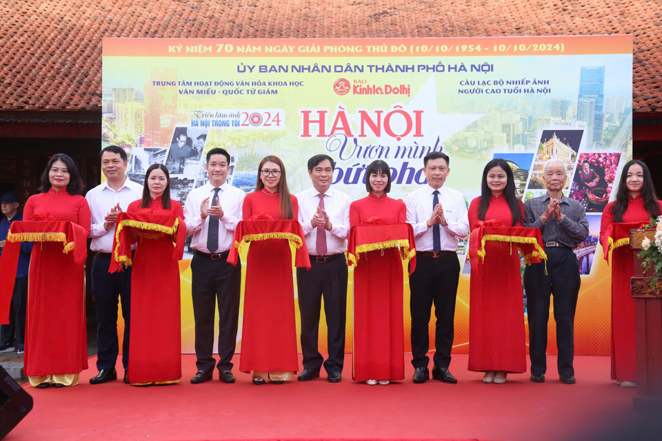 Các đại biểu cắt băng khai mạc triển lãm ảnh