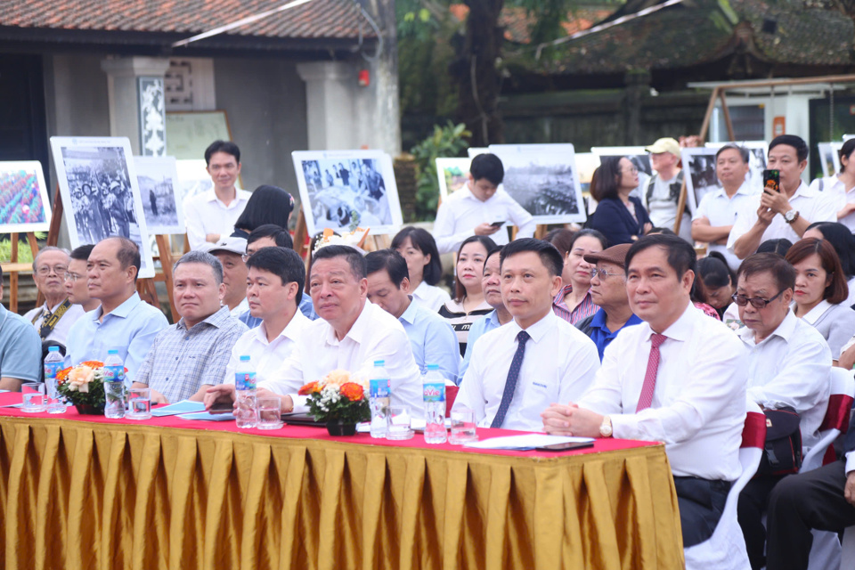 Các đại biểu dự triển lãm ảnh