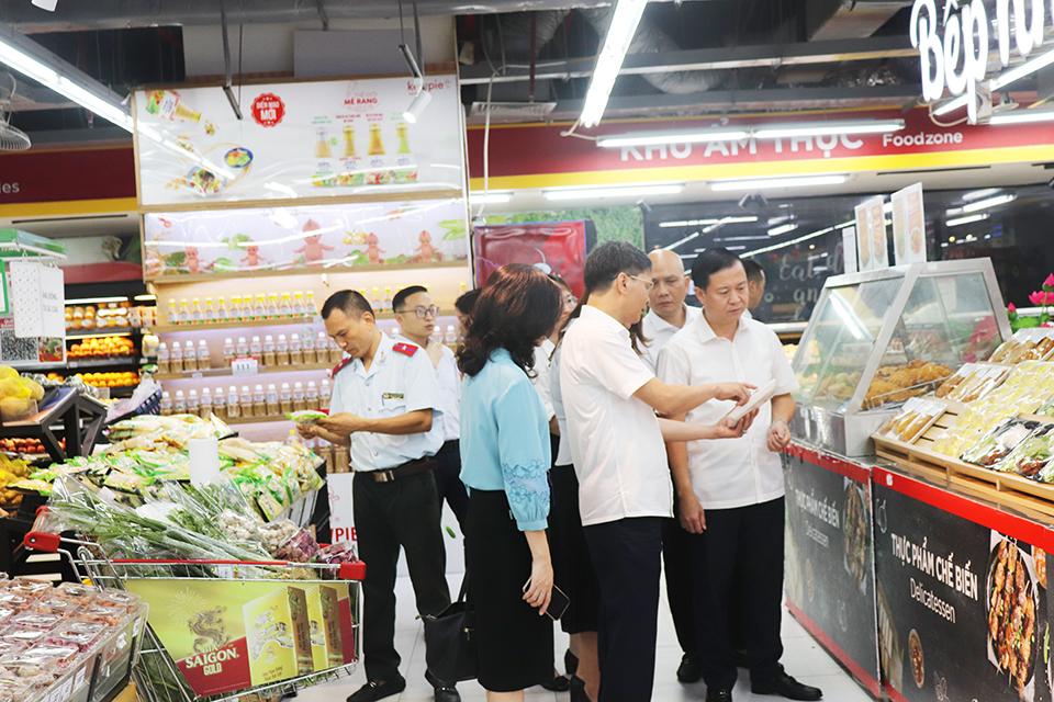 Đoàn kiểm tra liên ngành công tác an toàn thực phẩm số 1 của TP Hà Nội kiểm tra  siêu thị trên địa bàn Hà Nội.