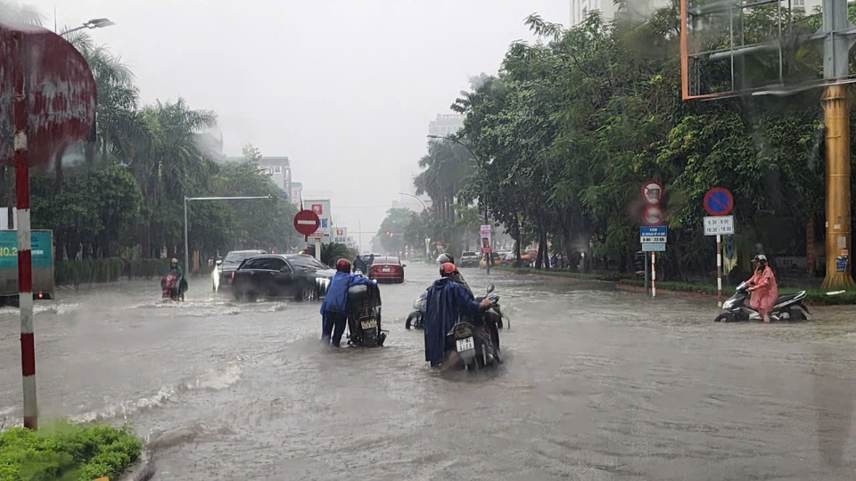 Hình ảnh ngập lũ nặng tại TP Vinh sáng 23/9.