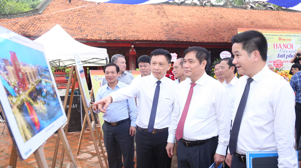 Các đại biểu tham quan triển lãm ảnh