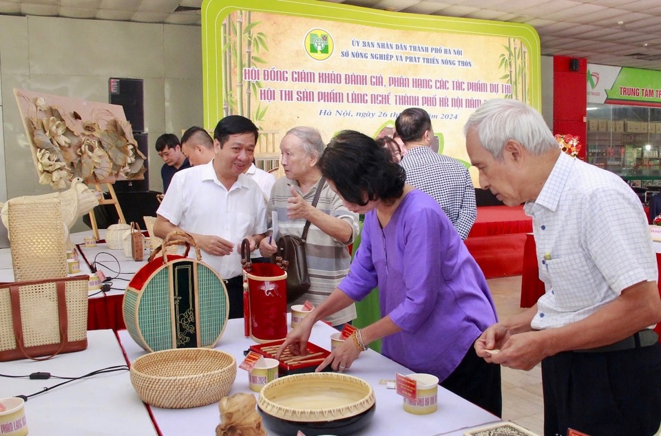Tại hội nghị đánh giá, phân hạng sản phẩm làng nghề TP Hà Nội năm 2024 tổ chức ngày 26/9, Hội đồng giám khảo đã đánh giá, lựa chọn để tôn vinh 61 giải thưởng cho các tác phẩm dự thi. Lễ trao giải dự kiến tổ chức vào đầu tháng 10/2024.