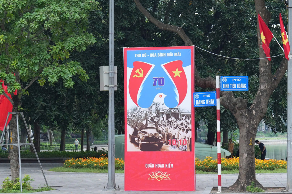 Nội dung tuyên truyền trên các tấm pano, áp phích là những hình ảnh đẹp về ngày tiếp quản Thủ đô cũng như sự phát triển của Hà Nội. Hình ảnh ghi nhận tại khu vực hồ Hoàn Kiếm thuộc tuyến phố Hàng Khay và Đinh Tiên Hoàng.