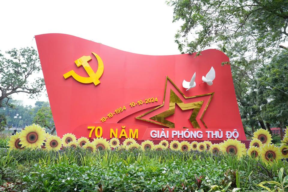 Hướng tới kỷ niệm 70 năm Ngày Giải phóng Thủ đô (10/10/1954 – 10/10/2024), nhiều tuyến phố trên địa bàn Hà Nội được trang trí cờ hoa, cụm pano tuyên truyền cổ động khá đẹp mắt.