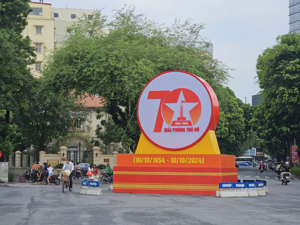 Hình ảnh logo biểu trưng kỷ niệm 70 năm Ngày Giải phóng Thủ đô được bố trí tại nhiều khu vực khác nhau trên địa bàn TP Hà Nội.