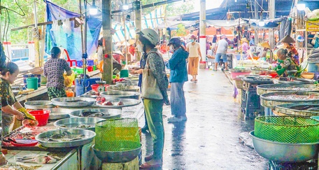 Hạ tầng chợ tại huyện Tam Bình được xây dựng kiên cố, tạo điều kiện thuận lợi trong lưu thông hàng hóa, đáp ứng nhu cầu mua sắm của người dân.