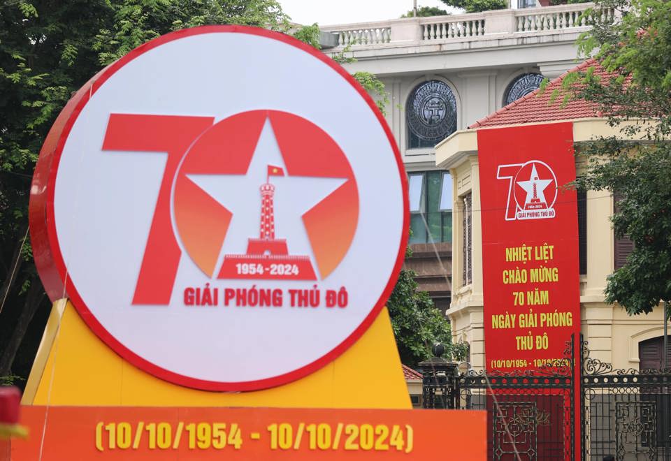 Nhiều tuyến phố của Thủ đô ngập tràn sắc đỏ chào mừng ngày lễ lớn.