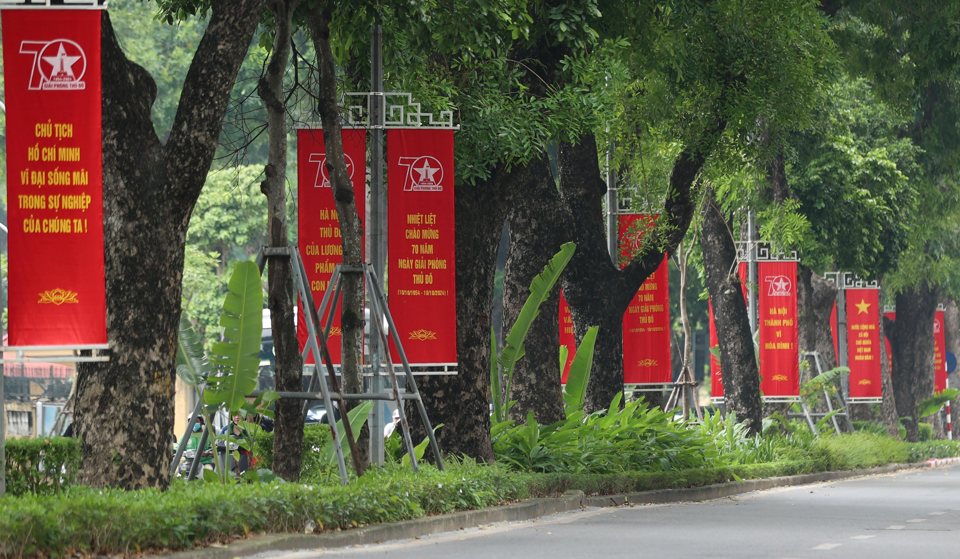 Biểu ngữ tuyên truyền rợp đỏ trên đường Điện Biên Phủ. 