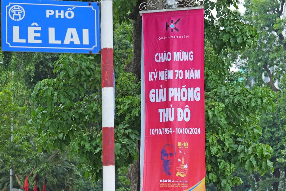 Biểu ngữ chào mừng kỷ niệm 70 năm Ngày Giải phóng Thủ đô được treo trên phố Lê Lai.