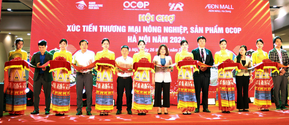 Các đại biểu cắt băng khai mạc Hội chợ xúc tiến thương mại nông nghiệp, sản phẩm OCOP Hà Nội năm 2024 tại AEON MALL Hà Đông. Ảnh: Hoài Nam