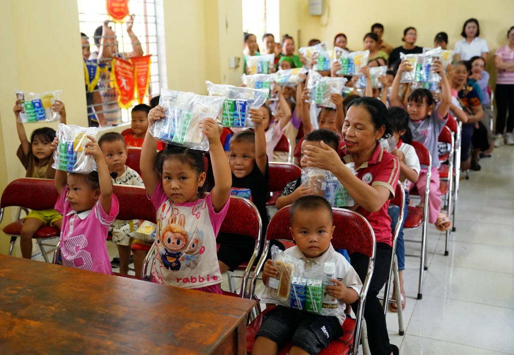 Vinamilk dành tặng nhiều sự hỗ trợ cho trẻ em tại các địa phương bị ảnh hưởng bởi thiên tai