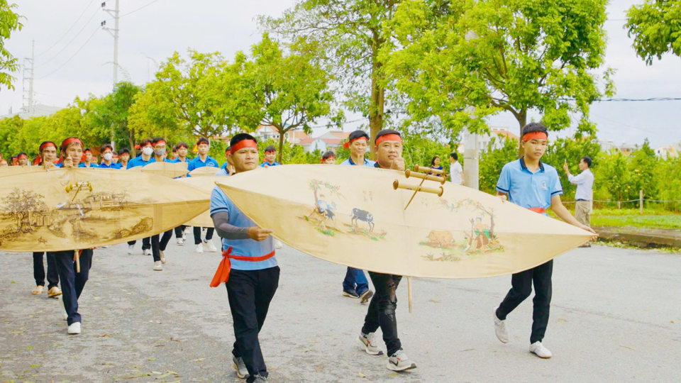 Thành viên Câu lạc bộ diều sáo truyền thống xã Hồng Hà, huyện Đan Phượng tập dượt diễu hành. Ảnh: Đào Thắm