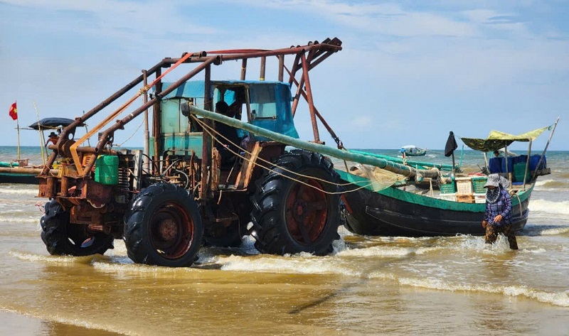 Nghề khai thác ruốc biển mang lại nguồn thu nhập cao nên nhiều ngư dân mạnh dạn đầu tư mua sắm, nâng cấp tàu thuyền và trang bị máy kéo thuyền vào bờ để giảm công sức lao động