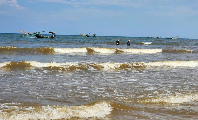 Vùng bãi ngang huyện Thạch Hà bãi biển khá thoải, nguồn lợi ruốc biển được cho là dồi dào nhất tại các vùng ven biển của tỉnh Hà Tĩnh