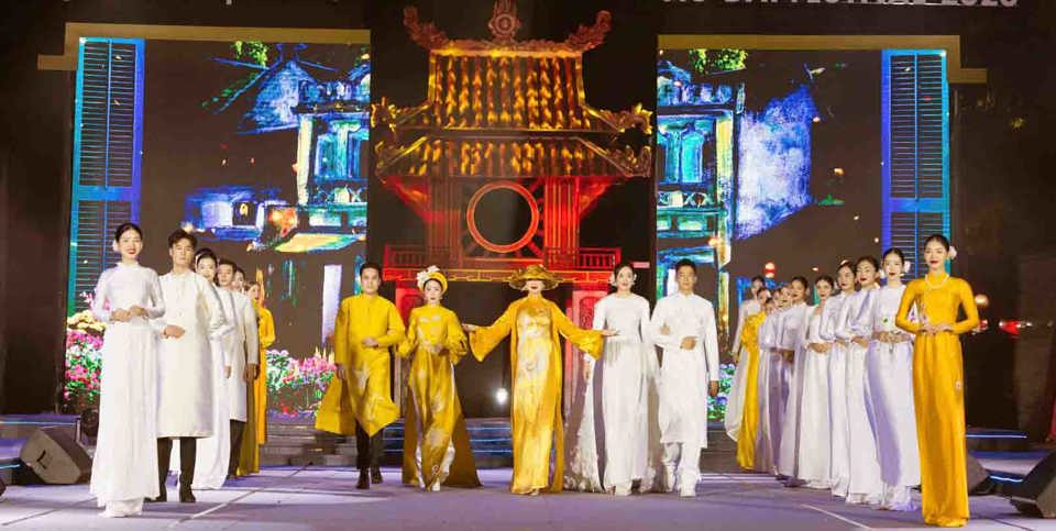Quảng bá nét đẹp văn hóa tà áo dài Việt Nam tại Lễ hội áo dài du lịch năm 2023. Ảnh: Hoài Nam