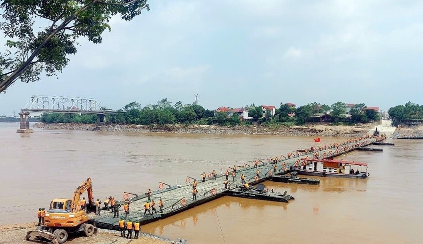 Cầu phao Phong Châu được đưa vào hoạt động từ sáng 30/9, đến tối ngày 1/10 phải tạm đóng cầu do nước sông Hồng dâng cao.