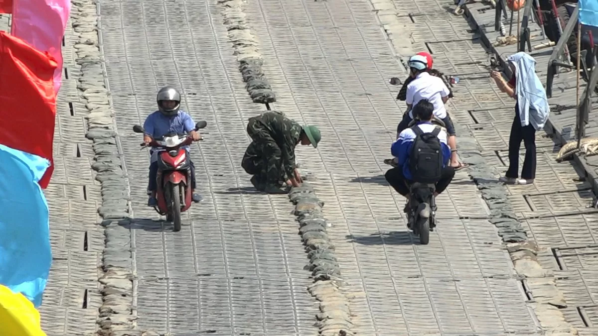 Người dân Phú Thọ vui mừng khi cầu phao Phong Châu hoạt động trở lại Người dân Phú Thọ vui mừng khi cầu phao Phong Châu hoạt động trở lại