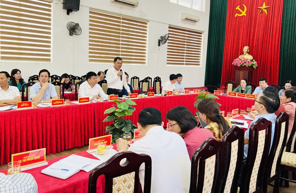 Đại diện HND huyện, thị xã tham luận tại hội nghị. 