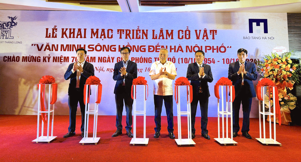 Các đại biểu cắt băng khai mạc trưng bày. Ảnh: Cẩm Tú
