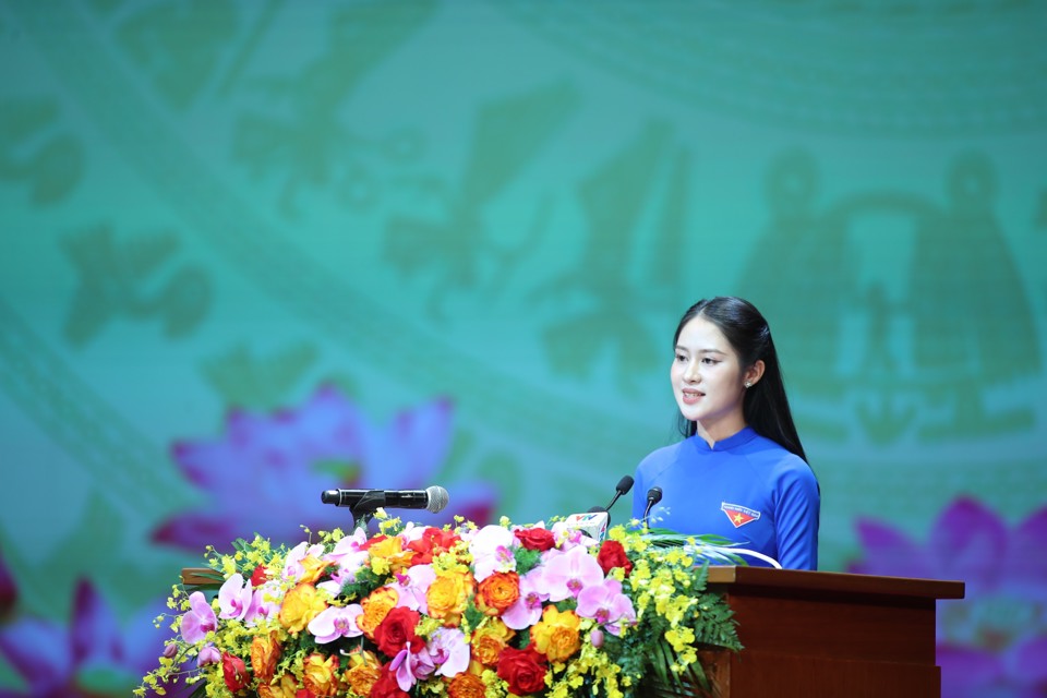Sinh viên Nguyễn Chi Phương (Đại học Luật Hà Nội) đại diện thế hệ trẻ phát biểu tại Lễ kỷ niệm: “Chúng cháu nguyện mang khát vọng thanh xuân của tuổi trẻ hòa cùng với khát vọng chung của Thủ đô và đất nước, góp phần xây dựng Thủ đô Hà Nội “Văn hiến - Văn minh - Hiện đại”, xây dựng đất nước ta ngày càng phồn vinh, hạnh phúc” .